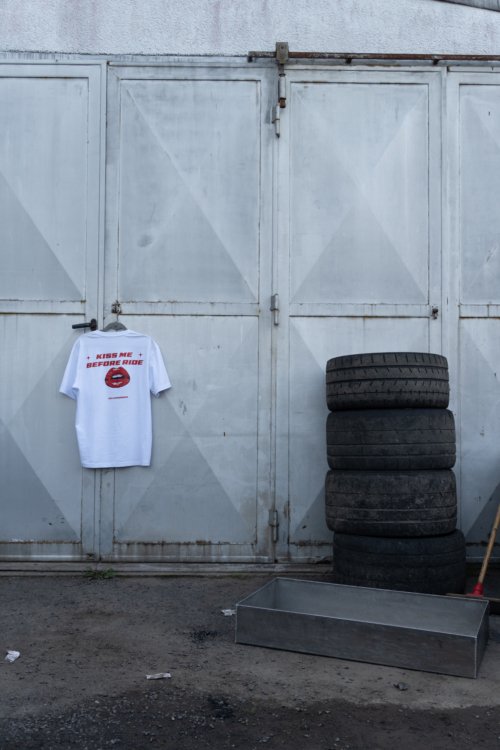 T-SHIRT KISS ME BEFORE RIDE