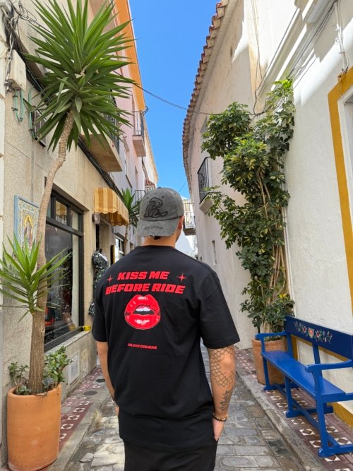 IMG_7908 T-SHIRT KISS ME BEFORE RIDE COLOR NEGRO EDICIÓN LIMITADA