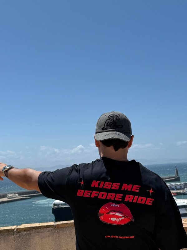 IMG_7980 T-SHIRT KISS ME BEFORE RIDE COLOR NEGRO EDICIÓN LIMITADA