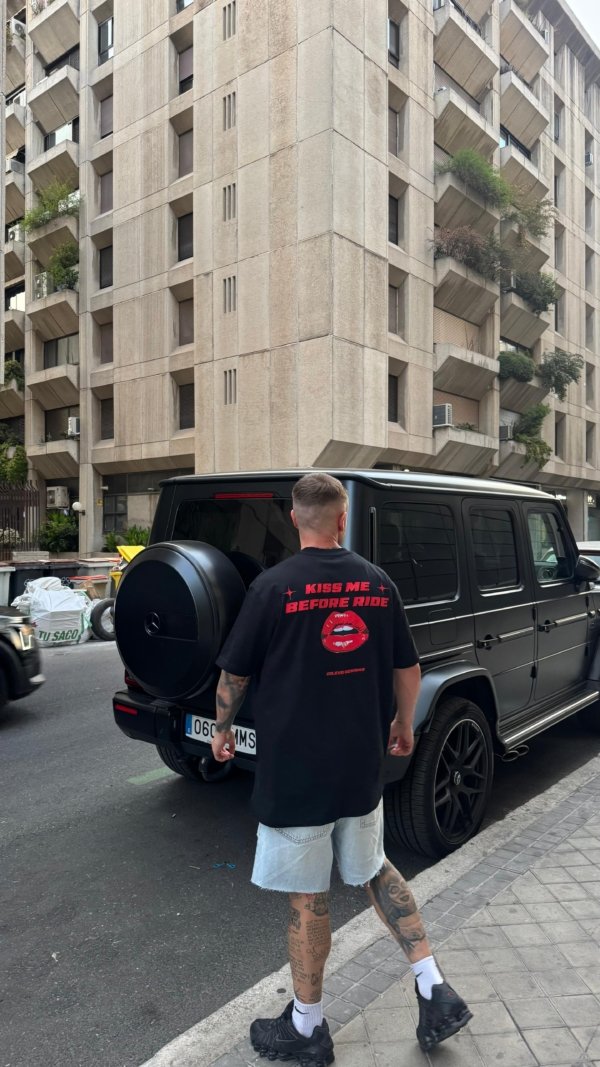 a7317775-edcc-43c8-825a-61a1ac75d2a5 T-SHIRT KISS ME BEFORE RIDE COLOR NEGRO EDICIÓN LIMITADA