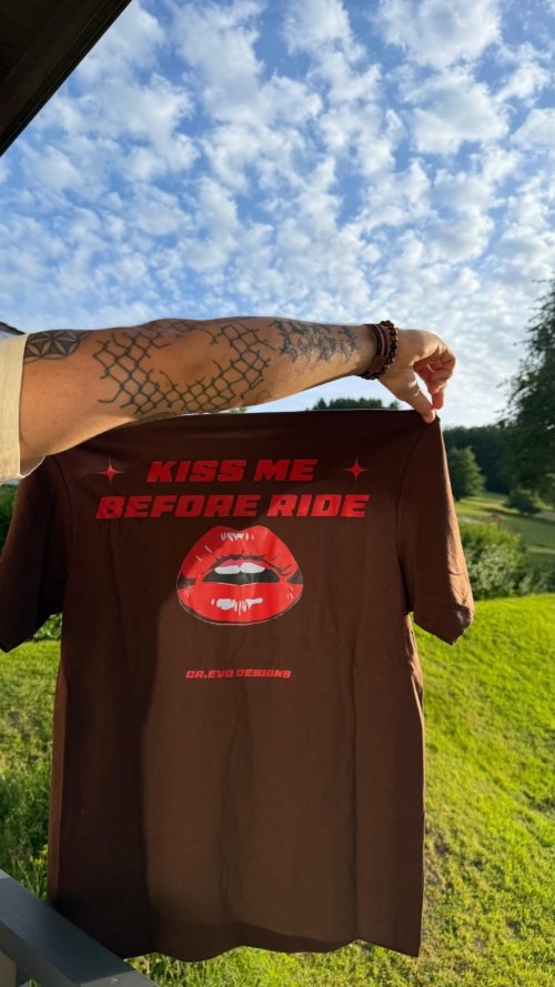 T-SHIRT "KISS ME BEFORE RIDE BROWN" + PACK STICKERS CR.EVO